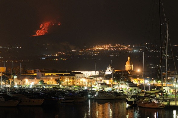Etna wciąż straszy. Rośnie bilans szkód