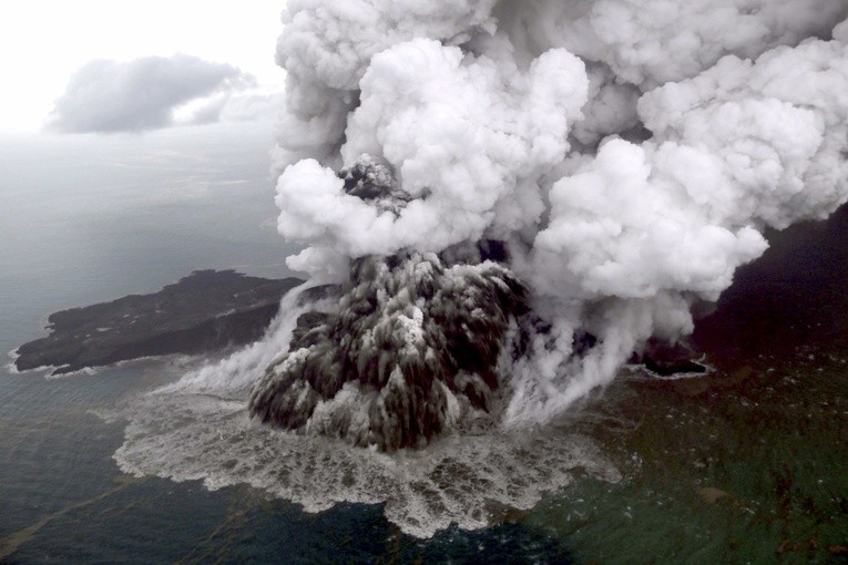 Indonezja zakazała lotów w rejonie wulkanu Anak Krakatau