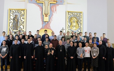 Wspólne zdjęcie w seminaryjnej kaplicy uczestników rekolekcji i kadry z biskupami Henrykiem Tomasikiem i Piotrem Turzyńskim