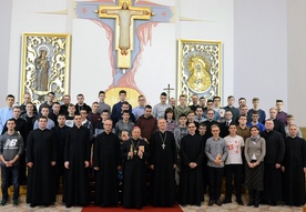 Wspólne zdjęcie w seminaryjnej kaplicy uczestników rekolekcji i kadry z biskupami Henrykiem Tomasikiem i Piotrem Turzyńskim