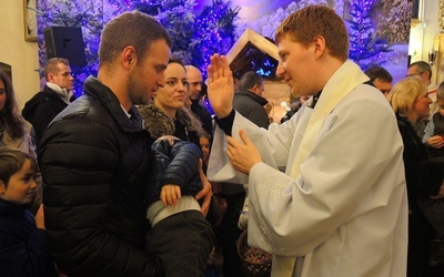 Ks. Michał Marek z Hałcnowa, wraz z innymi duszpastrzami udzielał rodzinom indywidualnego błogosławieństwa
