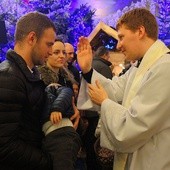 Ks. Michał Marek z Hałcnowa, wraz z innymi duszpastrzami udzielał rodzinom indywidualnego błogosławieństwa