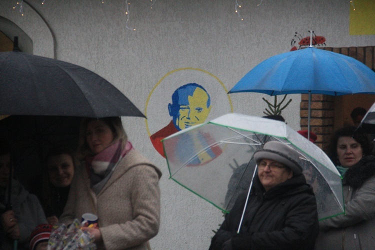 Kolędowanie i jasełka przy żywej szopce w Głogówku