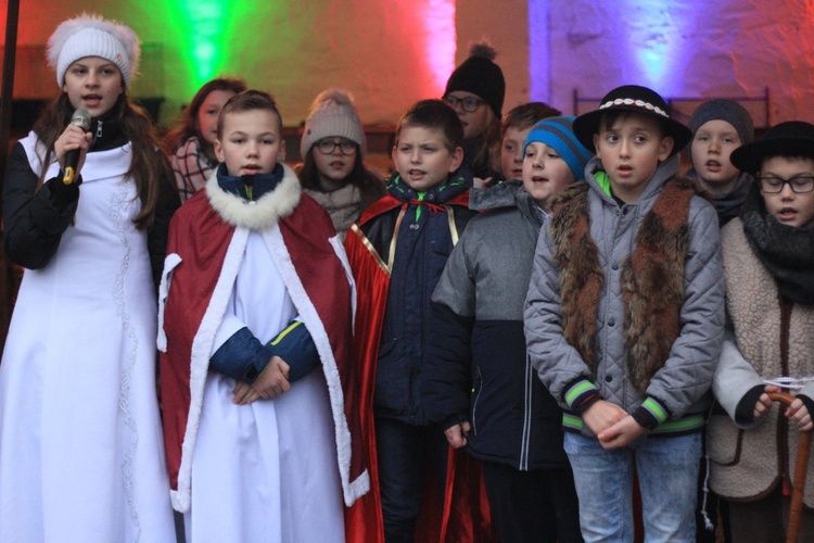 Kolędowanie i jasełka przy żywej szopce w Głogówku