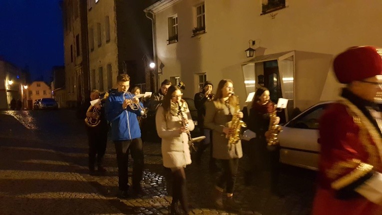 Kolędowanie i jasełka przy żywej szopce w Głogówku