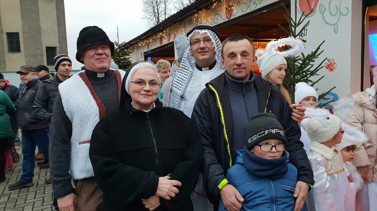 Kolędowanie i jasełka przy żywej szopce w Głogówku