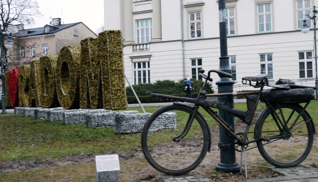 W grudniu na ulicach Radomia ustawiono 14 rzeźb przedstawiających przedmioty, z których słynęło miasto