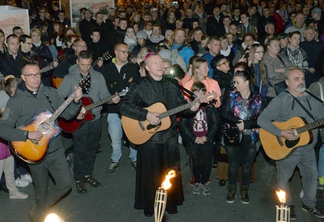 W październiku, z okazji 40. rocznicy wyboru kard. Karola Wojtyły na Stolicę Piotrową, w Radomiu zagrano "Barkę" na sto gitar