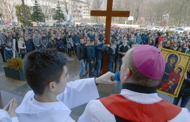 W marcu w Radomiu szkolne rekolekcje zakończył wspólny przemarsz ulicami miasta
