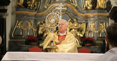 Bp Andrzej F. Dziuba błogosławi Najświętszym Sakramentem