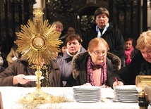 ▲	W czasie adoracji Najświętszego Sakramentu na białym obrusie wierni złożyli swoje podpisy.