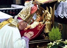 Biskup na początku i na końcu liturgii oddał hołd Bożej Dziecinie.