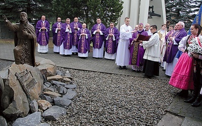 ▲	Poświęcenie odlanych z brązu figur Matki Bożej z Dzieciątkiem Jezus i św. Stanisława Kostki.