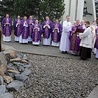 ▲	Poświęcenie odlanych z brązu figur Matki Bożej z Dzieciątkiem Jezus i św. Stanisława Kostki.