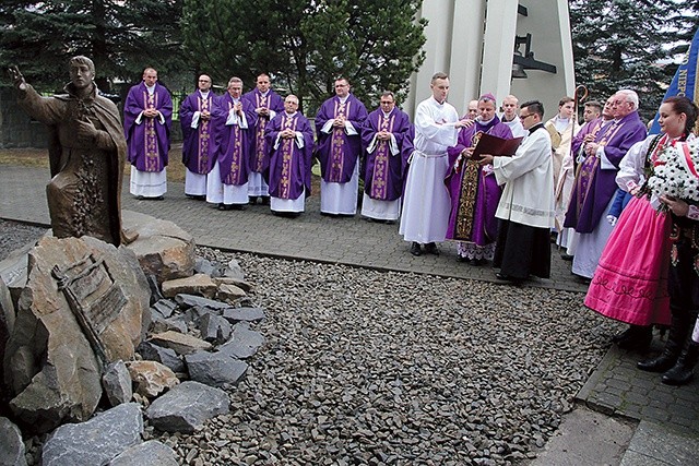 ▲	Poświęcenie odlanych z brązu figur Matki Bożej z Dzieciątkiem Jezus i św. Stanisława Kostki.