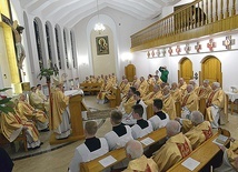 Mszę św. z mieszkańcami DKS celebrowali biskupi Henryk Tomasik i Piotr Turzyński.