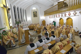 Mszę św. z mieszkańcami DKS celebrowali biskupi Henryk Tomasik i Piotr Turzyński.