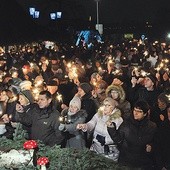 ▲	Wspólny śpiew bożonarodzeniowy to najważniejsze wydarzenie przy żłóbku.