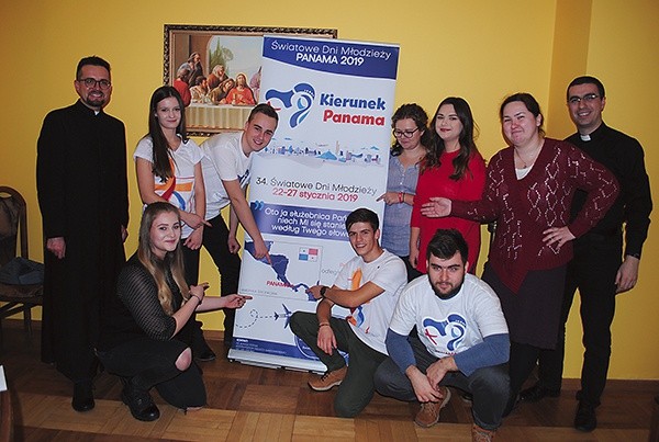 Młodym pielgrzymom i ich opiekunom humory dopisują.