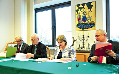 ▲	Prof. Wiśniewski, ks. prof. Szostek, prof. Lekka-Kowalik, prof. Rembierz.