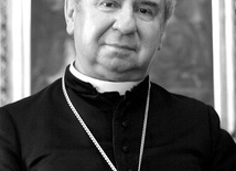 Kapłan sakrę biskupią otrzymał 16 kwietnia 1988 roku.