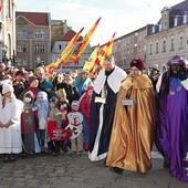 Królewskie świty przemierzają wiele miast wrocławskiej archidiecezji (zdjęcie z 2014 r. z Brzegu).