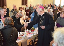 ◄	W sali przy bazylice na biskupa czekało ponad 130 osób.