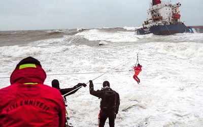 Akcja ratownicza przy statku towarowym osiadłym na mieliźnie na Morzu Czarnym. 
19.12.2018 Stambuł, Turcja