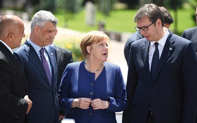 Prezydenci: Serbii Aleksandar Vučić (pierwszy z prawej) i Kosowa Hashim Thaçi (drugi z lewej) w towarzystwie Angeli Merkel na nieformalnym szczycie Unii Europejskiej z krajami Bałkanów Zachodnich, który odbył się w Sofii 17 maja 2018 r.