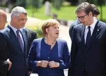 Prezydenci: Serbii Aleksandar Vučić (pierwszy z prawej) i Kosowa Hashim Thaçi (drugi z lewej) w towarzystwie Angeli Merkel na nieformalnym szczycie Unii Europejskiej z krajami Bałkanów Zachodnich, który odbył się w Sofii 17 maja 2018 r.