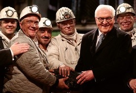 Ostatnią bryłę węgla górnicy przekazali prezydentowi Niemiec Frankowi-Walterowi Steinmeierowi.