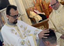 Ks. Igor Małysz ma tak samo ważne święcenia kapłańskie, jak księża rzymskokatoliccy. Koncelebruje podczas liturgii rzymskokatolickiej w szatach liturgicznych swego obrządku  (na zdjęciu podczas udzielania święceń kapłańskich). Zgodnie z przepisami nie może jej jednak przewodniczyć.