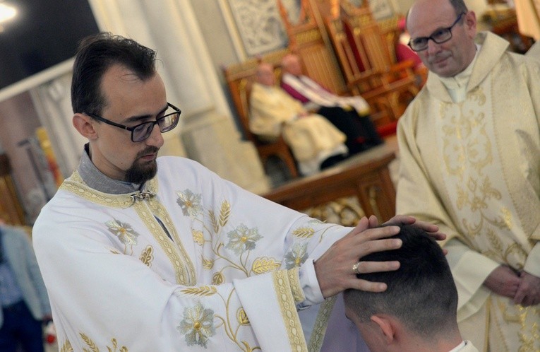 Ks. Igor Małysz ma tak samo ważne święcenia kapłańskie, jak księża rzymskokatoliccy. Koncelebruje podczas liturgii rzymskokatolickiej w szatach liturgicznych swego obrządku  (na zdjęciu podczas udzielania święceń kapłańskich). Zgodnie z przepisami nie może jej jednak przewodniczyć.