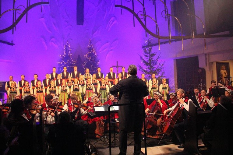 Koncert "Mazowsza" w parafii Matki Bożej Królowej Polski w Lublinie