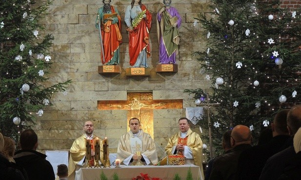 Mszę św. dla Domowego Kościoła sprawowali (od lewej): ks. Przemysław Kramarz, ks. Jacek Moskal i ks. Marek Droździk