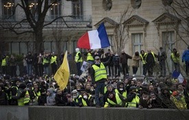 Rzecznik francuskiego rządu ewakuowany z biura, gdzie wdarły się "żółte kamizelki"