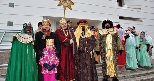 Mędrcy wraz z wójem gimny Teresin Markiem Olechowskim 
