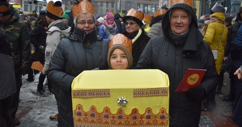 Papierowe korony, ale prawdziwy pokłon