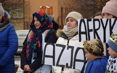 Towarzysze Mędrców mieli tabliczki informujące, z jakiego kontynentu pochodzi król