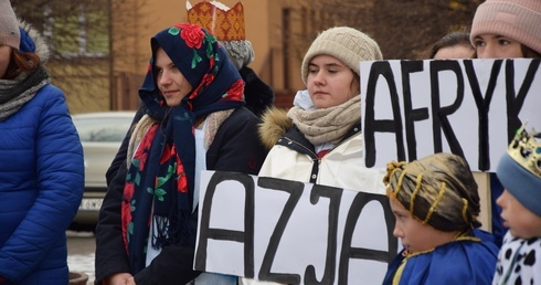 Towarzysze Mędrców mieli tabliczki informujące, z jakiego kontynentu pochodzi król