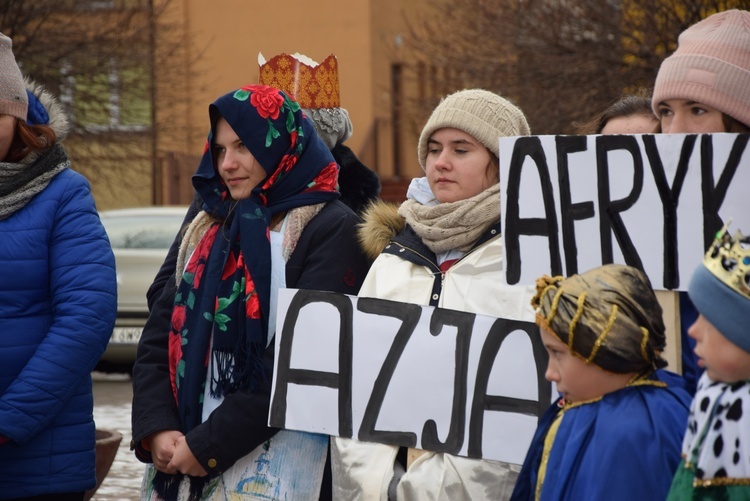 Towarzysze Mędrców mieli tabliczki informujące, z jakiego kontynentu pochodzi król