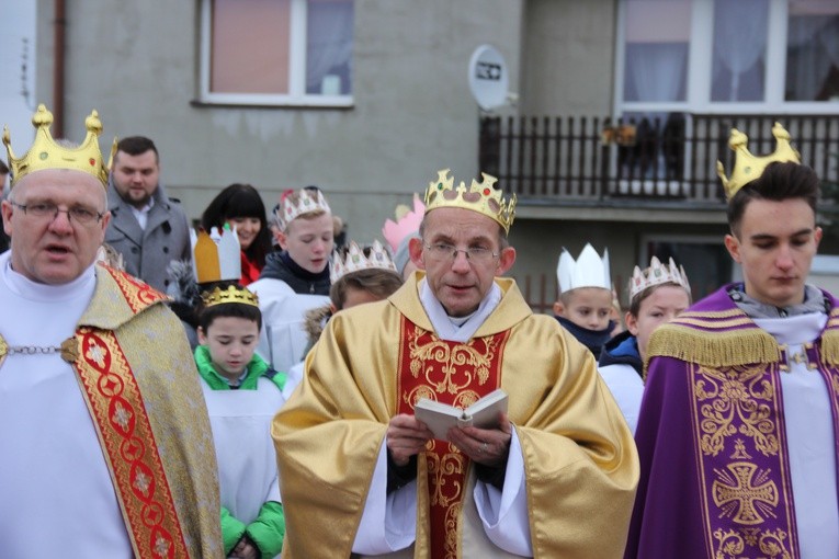 W Stachlewie w orszaku wędrowali ks. proboszcz, ministranci i dzieci z rodzicami