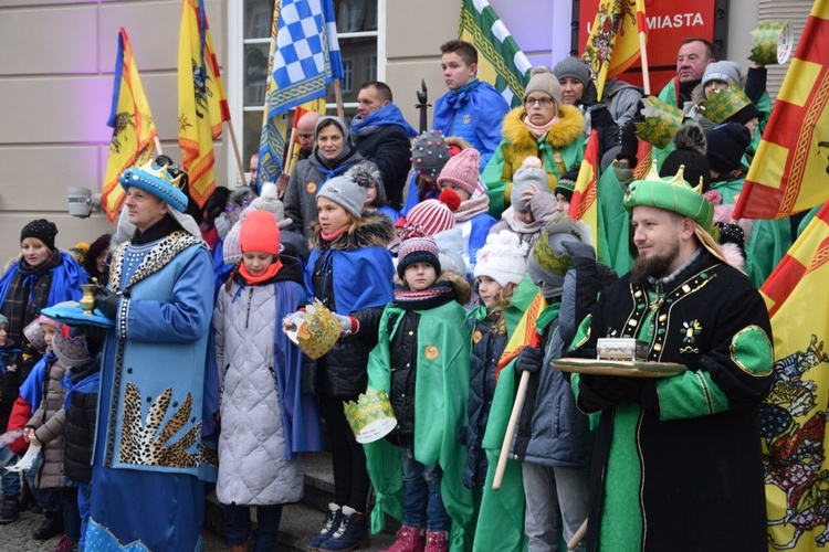 Dzierżoniów. Naprawdę przynieśli złoto, kadzidło i mirrę