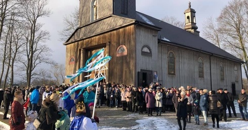 Po królewsku, w koronach, z pokłonem