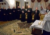 Biskupi dom pobłogosławił i pokropił wodą święconą ks. Mirosław Nowak, proboszcz radomskiej parafii św. Jana