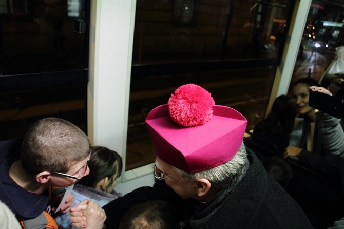 Kolędowanie z metropolitą w tramwaju MPK 2019