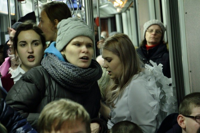 Kolędowanie z metropolitą w tramwaju MPK 2019