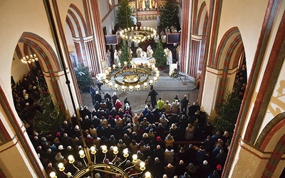 Podczas Eucharystii w katedrze panowała przejmująca atmosfera. Wielu ludzi zgromadziło się także wokół świątyni.