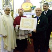 Papieskie odznaczenia i dyplomy wręczył bp Henryk Tomasik. Z ordynariuszem stoją (od lewej): ks. Stanisław Pindera, Jerzy Mastalerz i Tadeusz Czochór.