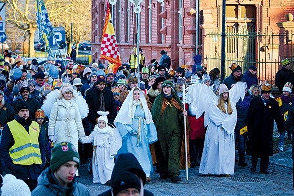 ▲	Pochód tradycyjnie odbył się 6 stycznia. Był on okazją do wspólnego kolędowania.